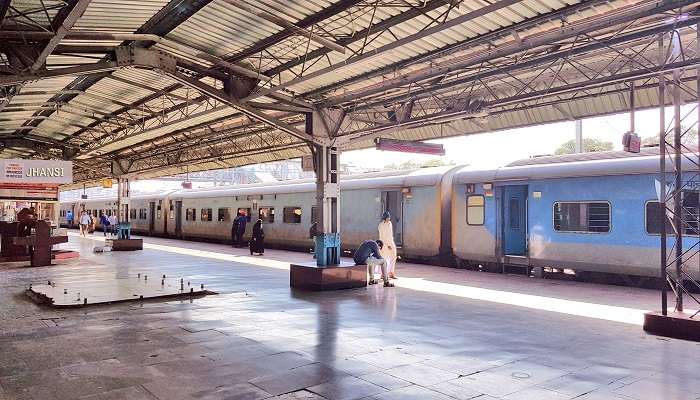 Jhansi Railway Station is the nearest railway station to reach Digara Fort