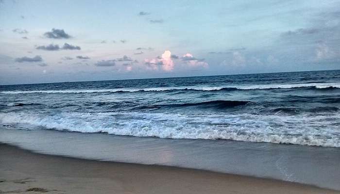 एडवर्ड इलियट बीच एक और समुद्र तट है जो चेन्नई के रास्ते में पाया जा सकता है 