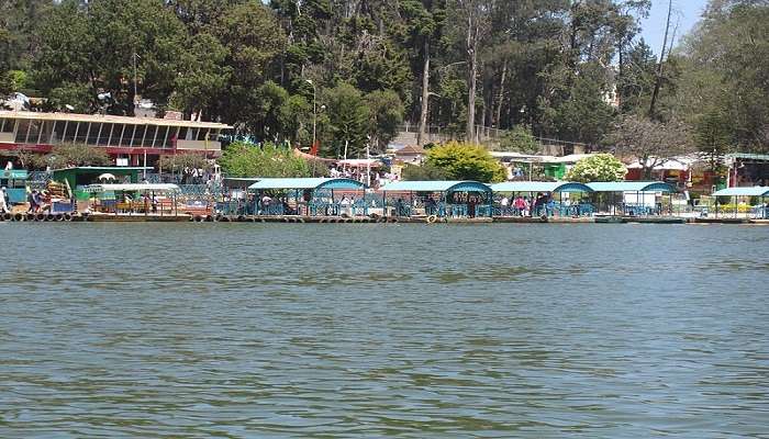 ऊटी बोट हाउस को लोकप्रिय रूप से ऊटी झील भी कहा जाता है जो शहर के बस स्टैंड से 1 किमी की दूरी पर स्थित है