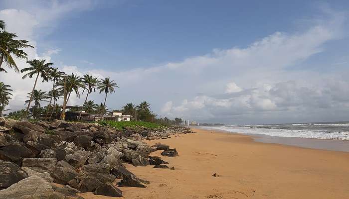 कालीकट में कोलाविपलम समुद्र तट उत्तरी केरल में स्थित है