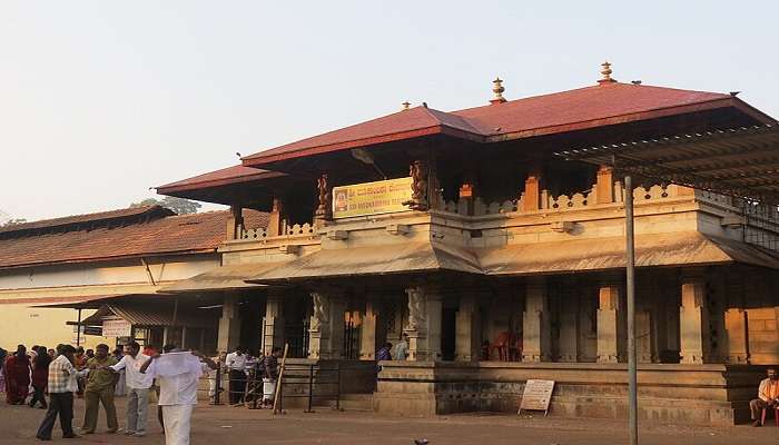 मुरुदेश्वर में घूमने की जगहें में से एक कोल्लूर मूकाम्बिका मंदिर है