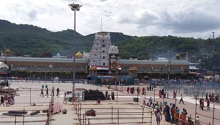 तिरूपति आंध्र प्रदेश के चित्तूर जिले में स्थित है और यहां भगवान वेंकटेश्वर का विश्व प्रसिद्ध मंदिर है 
