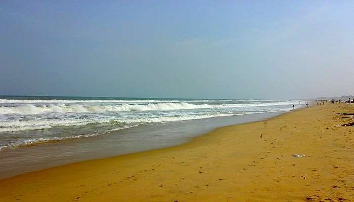 चेन्नई के सबसे लोकप्रिय स्थानों में से एक, यह हमारे देश के सबसे लंबे प्राकृतिक और शहरी समुद्र तटों में से एक है