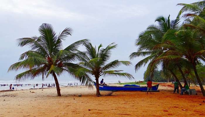 बैंगलोर के पास समुद्र तट में से एक मालपे बीच है