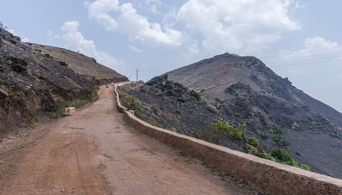 पश्चिमी घाट में स्थित, यह कर्नाटक की सबसे ऊँची चोटी है