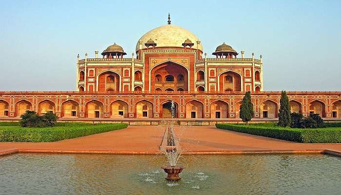 Red sandstone speaks of love; a moving love story becomes enacted