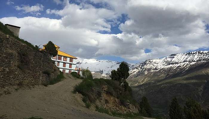 Shashur Monastery is also a learning hub for Tibetan Buddhism.