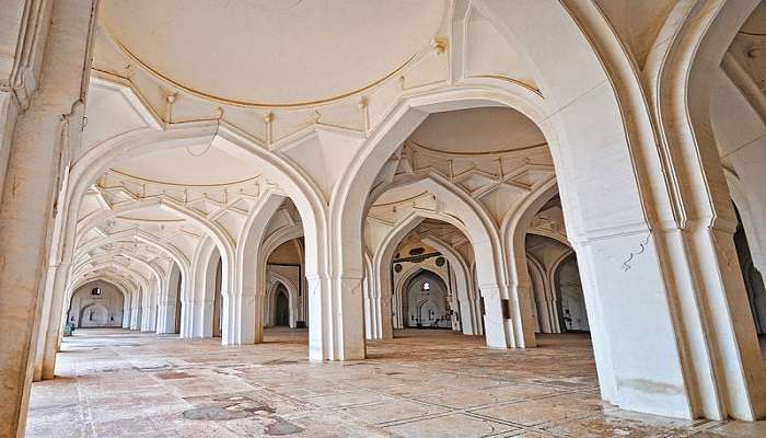 Admire Jumma Masjid’s Architecture