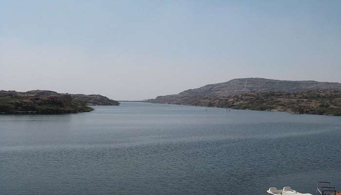 Beautiful views at the Kaylana Lake in Jodhpur make it a perfect place to meditate in nature