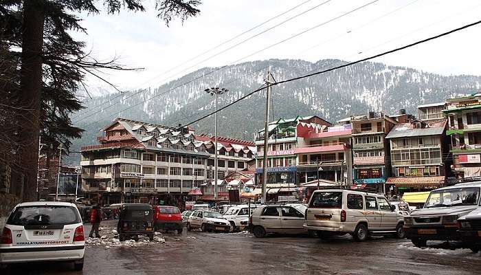 The bustling Mall Road, Manali