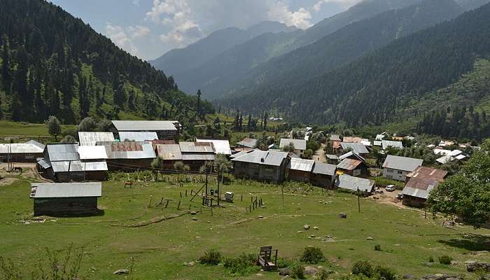 Aru Valley has several homestays and hotels for the visitors.