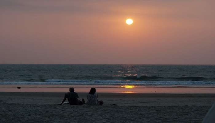 Ambiances romantiques sur la plage avec vue du coucher du soleil