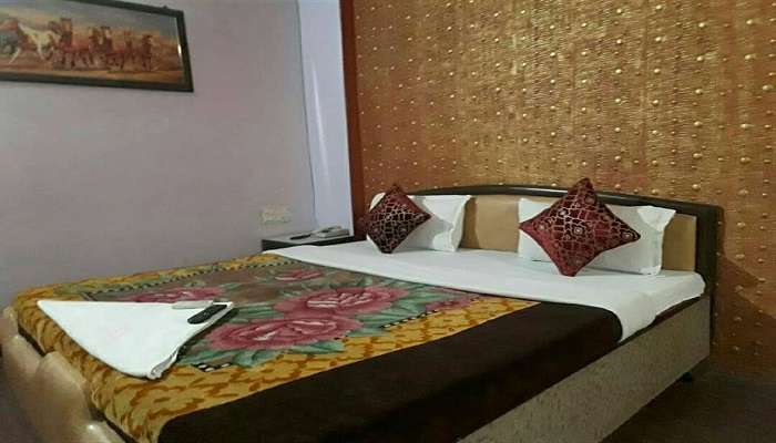 Ambika Lodge guest house would give an intimate understanding of the local culture in Gopalapuram.