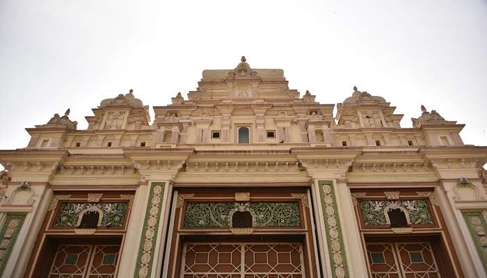 Intricate carvings on the doors of Jaganmohan Palace