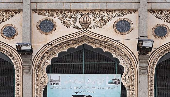 See the beautiful entrance arches at the Toli Masjid built by the beautiful architecture. 