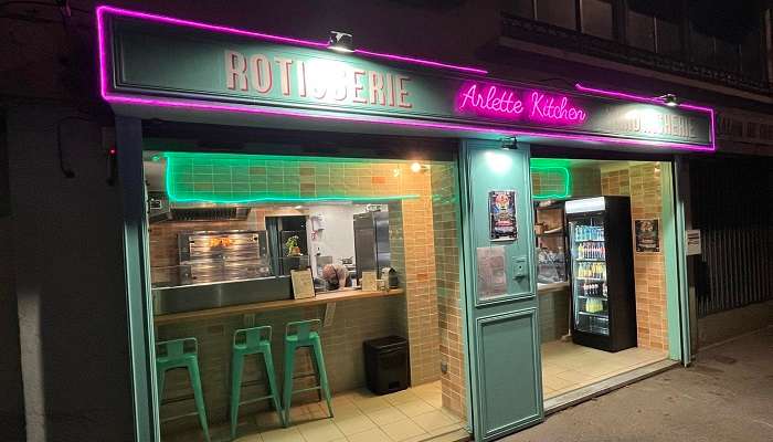 Arlette’s Kitchen is a small restaurant located at the back of Albion railway station