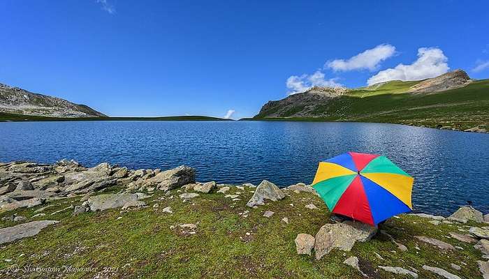 Take the Tarsar Marsar lake trek for additional beauty.
