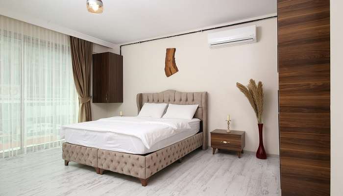 A king-size bed in a hotel room, hotels in Panna National Park