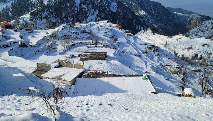 Houses covered in snow In Auli give mesmerising views.