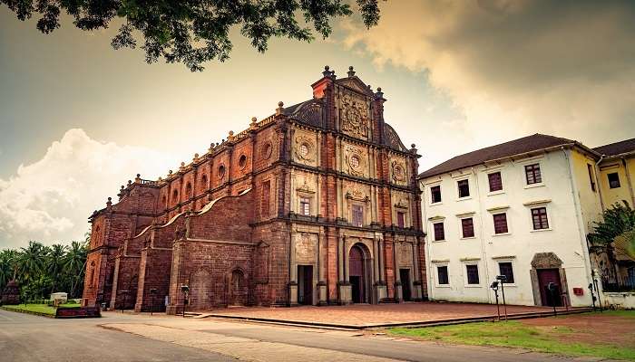 Basilique Bom Jesus, C’est l’une des meilleurs endroits à visiter dans le nord de Goa