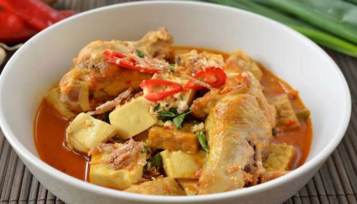 Enjoy Bamboo shoot curry at Belli’s Restaurant and Stay, one of the best restaurants in Coorg. 