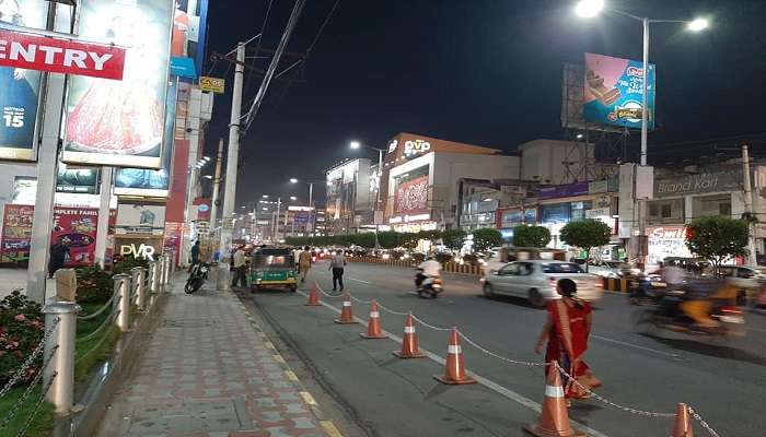 Besant Road is one of the most popular places in Vijayawada when it comes to shopping or indulging in local delicacies
