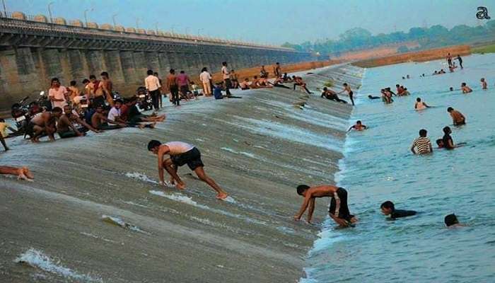people enjoying at the Dowleswaram Barrage during the best time.