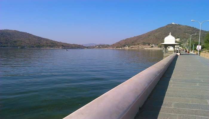 A beautiful view of the Fateh Sagar Lake