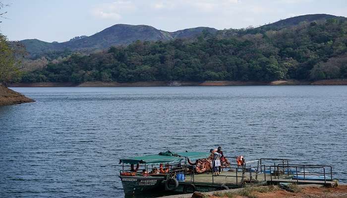  if you are visiting the Idukki Wildlife Sanctuary, witnessing the beauty of the Idukki Dam and its waters is a must. 