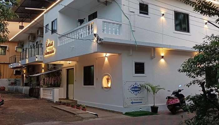 The Casa Almeida Hotel is just a walk from Candolim Beach 
