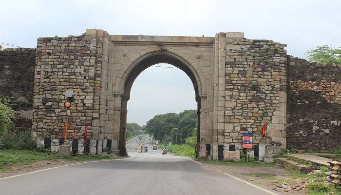 The Champaner Gate is one of the main archaeological sites at Dabhoi Fort.