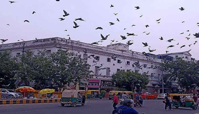 The famous Connaught Palace in New Delhi is near Gurudwara Bangla Sahib. 