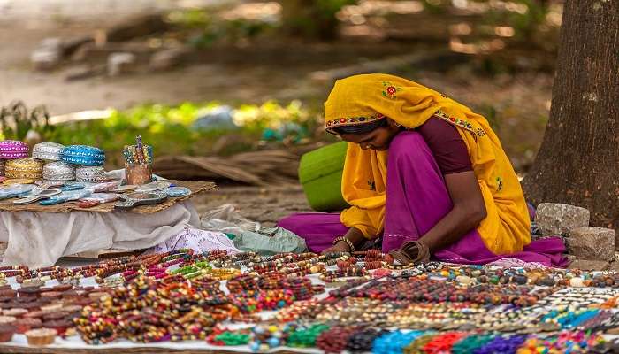 Selling handlooms at Pattazhi.