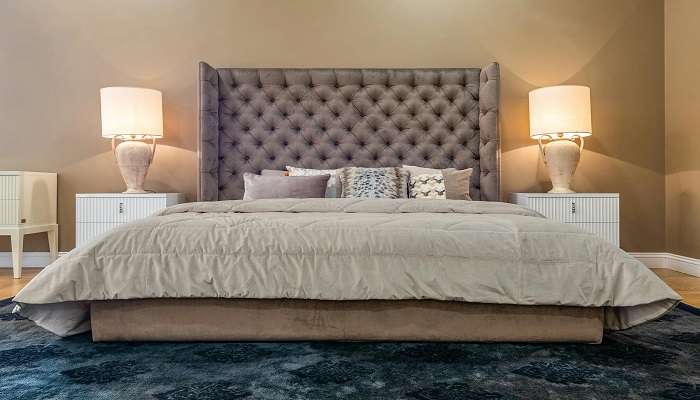 Experience premium comfort at De Crown Luxury Hotel