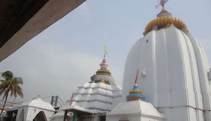 The temple is dedicated to Lord Dhavaleshwar who is an avatar of Lord Shiva.