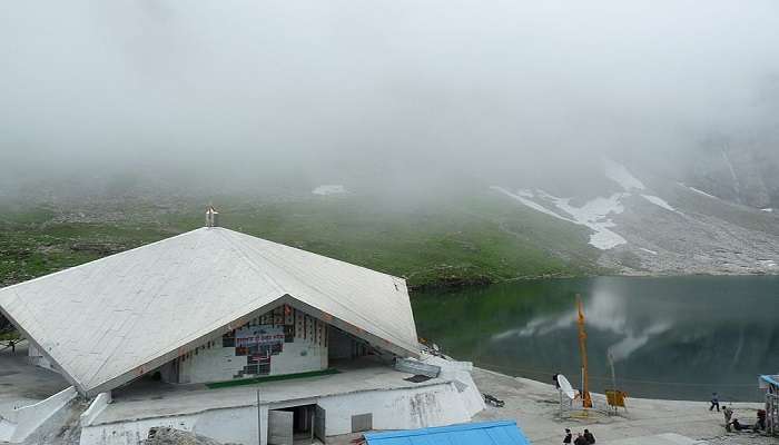 Glistening glaciers welcome you; see Hemkund Sahib in a winter paradise.