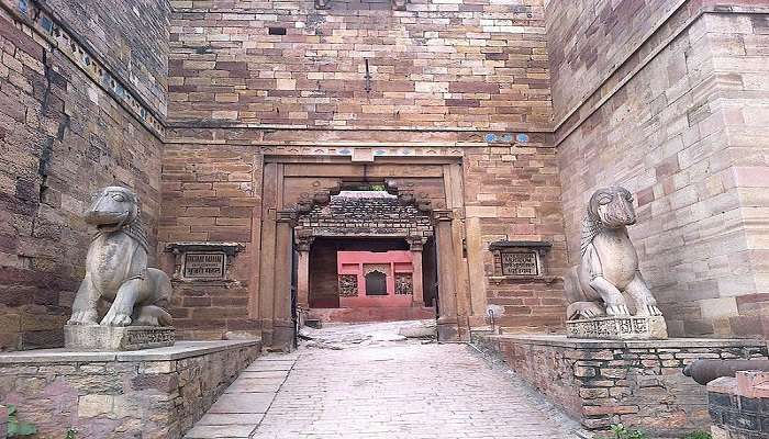 The grand entrance of the Mahal