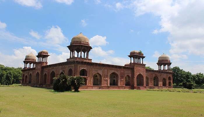  Visit Mariam’s Tomb to explore the place at its best. 