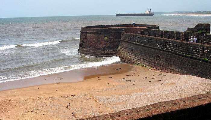 The beauty of the Aguada Fort meeting the river