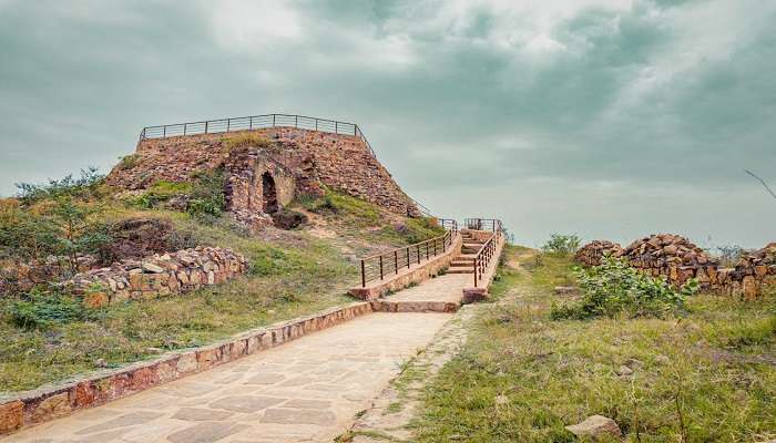 Bacchretu, a stone fort near Bhohat Kasol