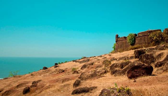 Fort de Chapora, C’est l’une des meilleurs endroits romantiques à Goa pour les couples