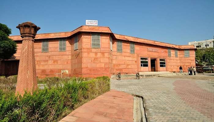 Located among parks and a scenic area, this museum near Cenotaph of Raja Gangadhar Rao boasts of its architecture that captures the history of the region.