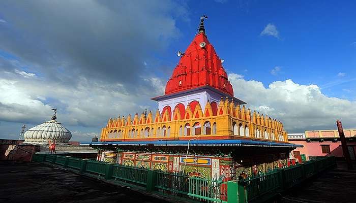 An image of the Hanuman Garhi temple in its glory during the day