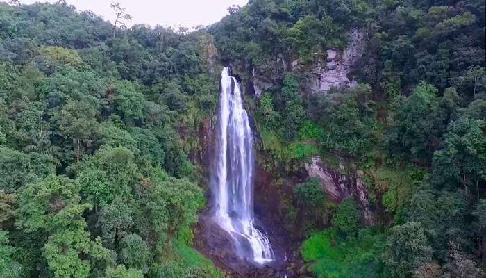 A scenic view of the Hebbe falls in z Point Kemmangundi