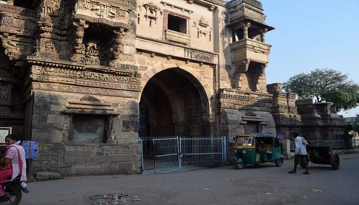 The Hira gate is one of the main gates of Dabhoi Fort. 