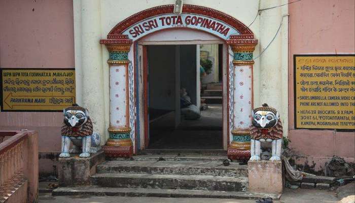 a beautiful entrance of the Shri Tota Gopinath Temple In Puri.