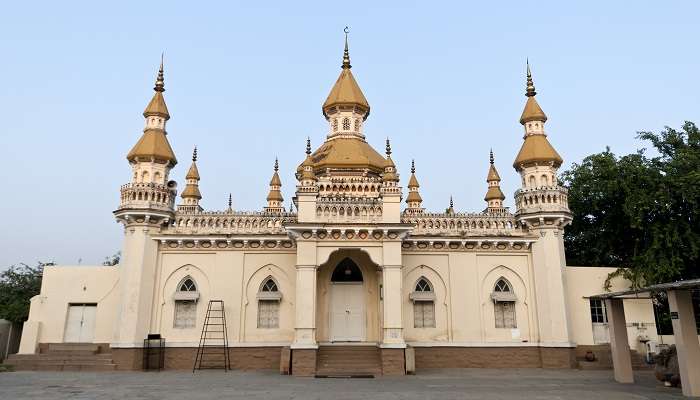 Witness the grandeur of the Mosque in Hyderabad