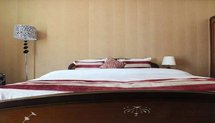 During your stay, get a comfortable room at the best hotels in Guptakashi.