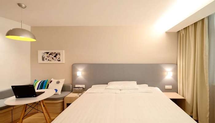 A room with double bed at hotels in Vadapalani