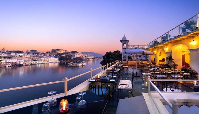 Hotel Sarovar is situated on the banks of Lake Pichola.